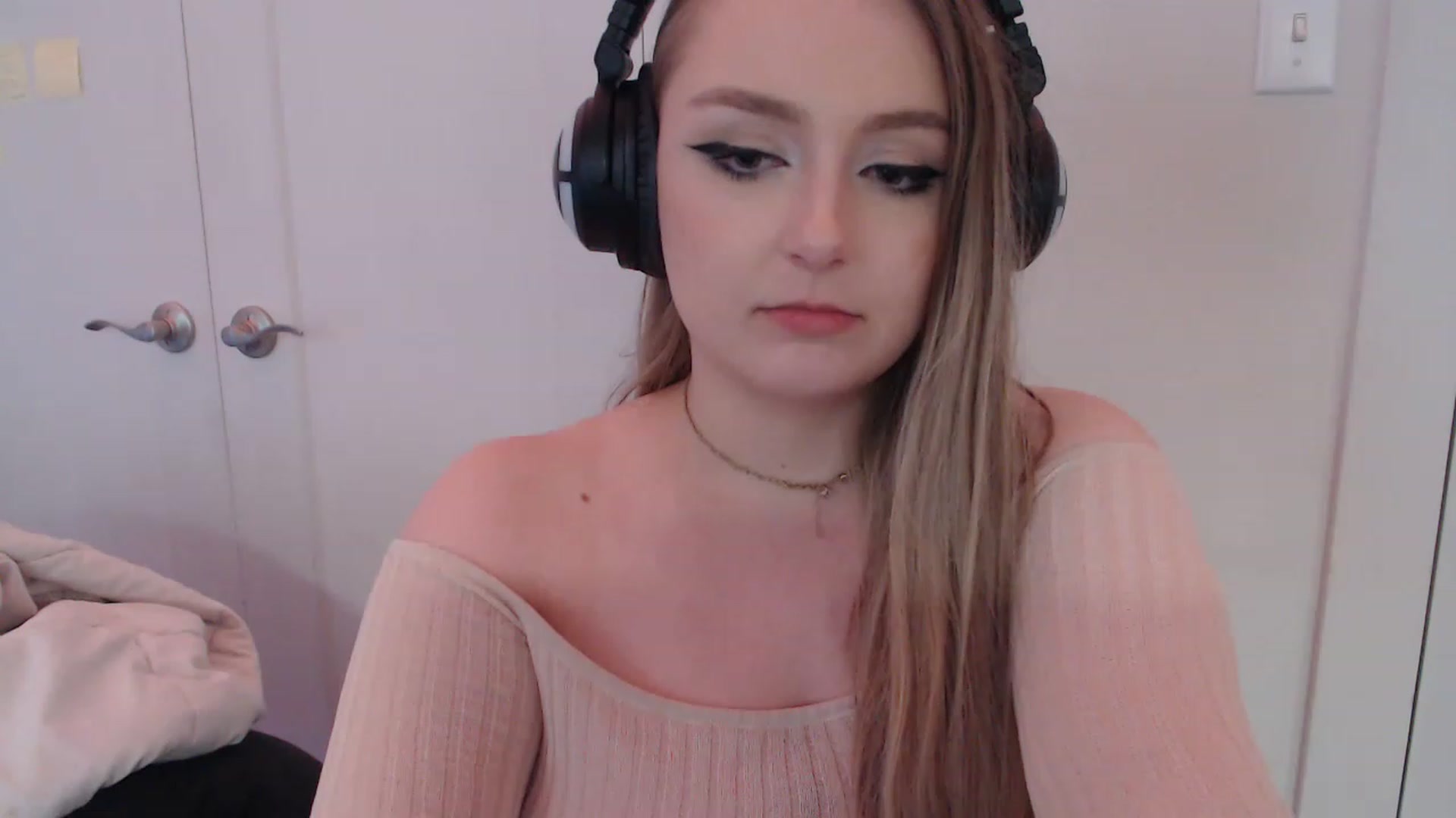 Gallery image thumbnail from LibbyxDoe's myfreecams stream on, 04/17/2023, 24:15 image 13 of 20