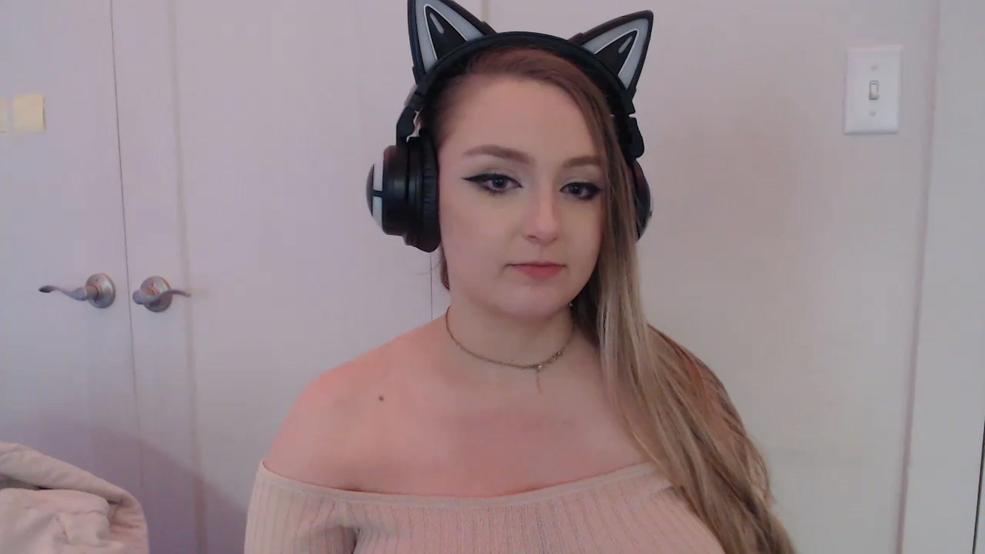 Gallery image thumbnail from LibbyxDoe's myfreecams stream on, 04/17/2023, 24:15 image 3 of 20