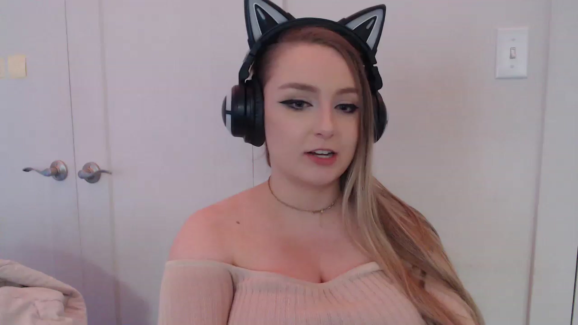Gallery image thumbnail from LibbyxDoe's myfreecams stream on, 04/17/2023, 24:15 image 2 of 20