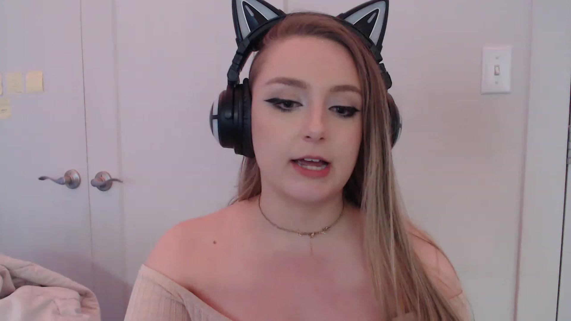 Gallery image thumbnail from LibbyxDoe's myfreecams stream on, 04/17/2023, 24:15 image 12 of 20
