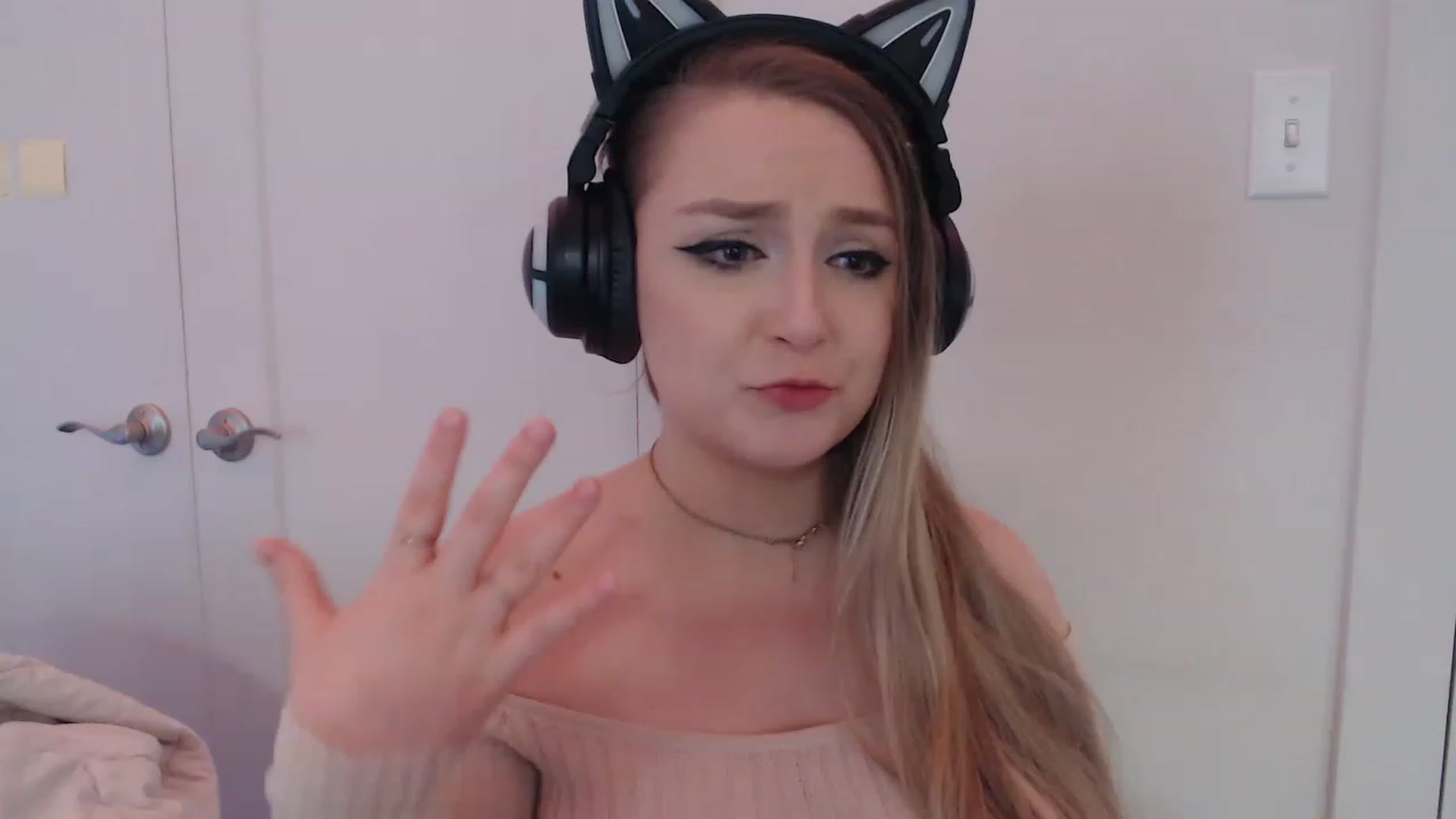 Gallery image thumbnail from LibbyxDoe's myfreecams stream on, 04/17/2023, 24:15 image 1 of 20