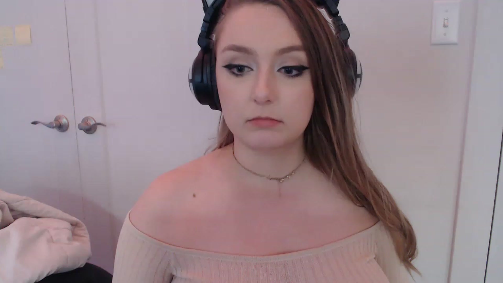 Gallery image thumbnail from LibbyxDoe's myfreecams stream on, 04/17/2023, 24:15 image 14 of 20