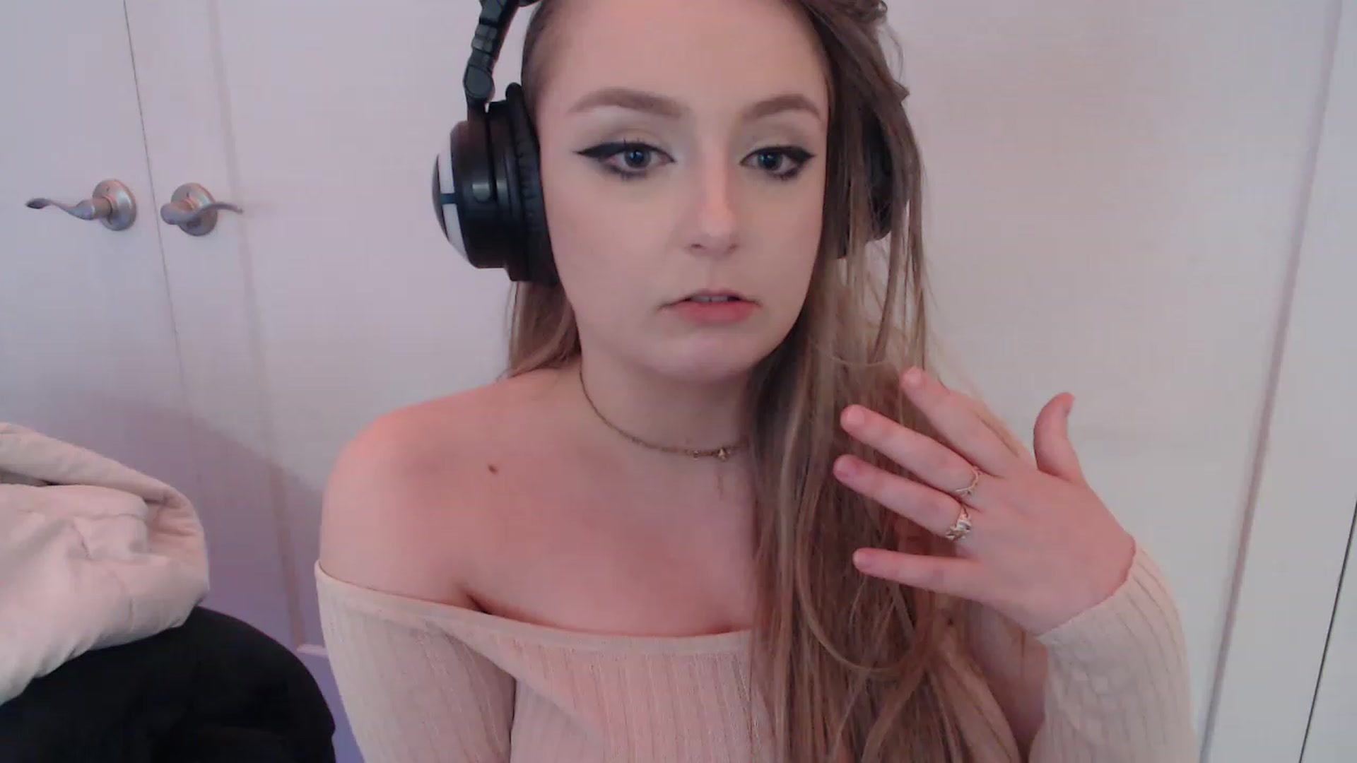 Gallery image thumbnail from LibbyxDoe's myfreecams stream on, 04/17/2023, 24:15 image 10 of 20