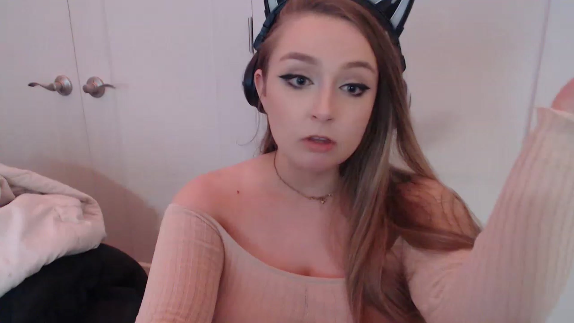 Gallery image thumbnail from LibbyxDoe's myfreecams stream on, 04/17/2023, 24:48 image 12 of 20