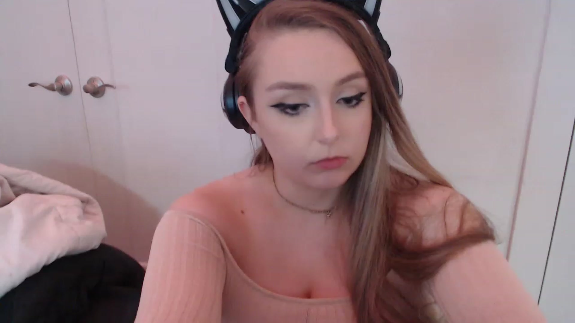 Gallery image thumbnail from LibbyxDoe's myfreecams stream on, 04/17/2023, 24:48 image 16 of 20