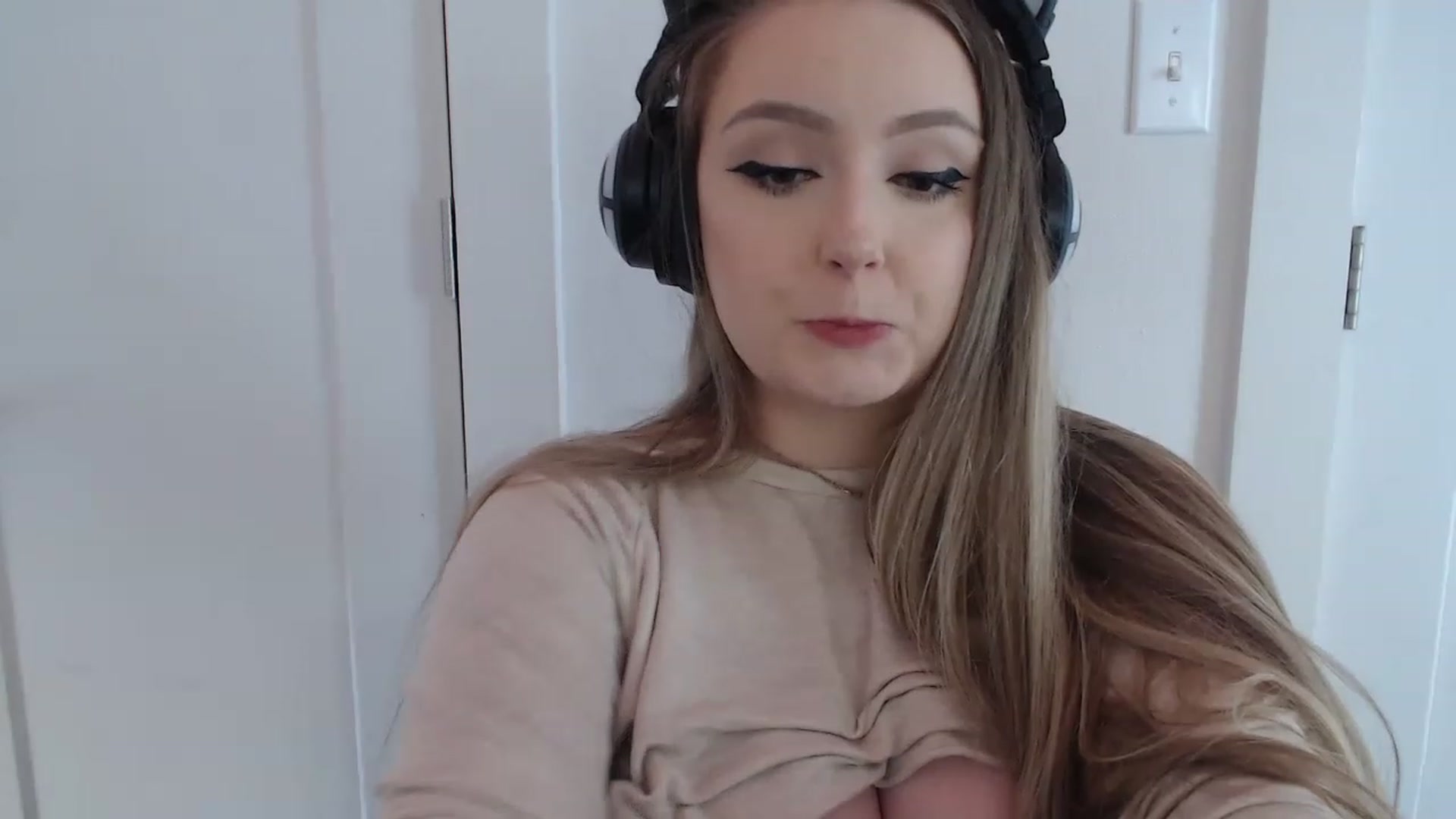 Gallery image thumbnail from LibbyxDoe's myfreecams stream on, 04/19/2023, 13:46 image 18 of 20
