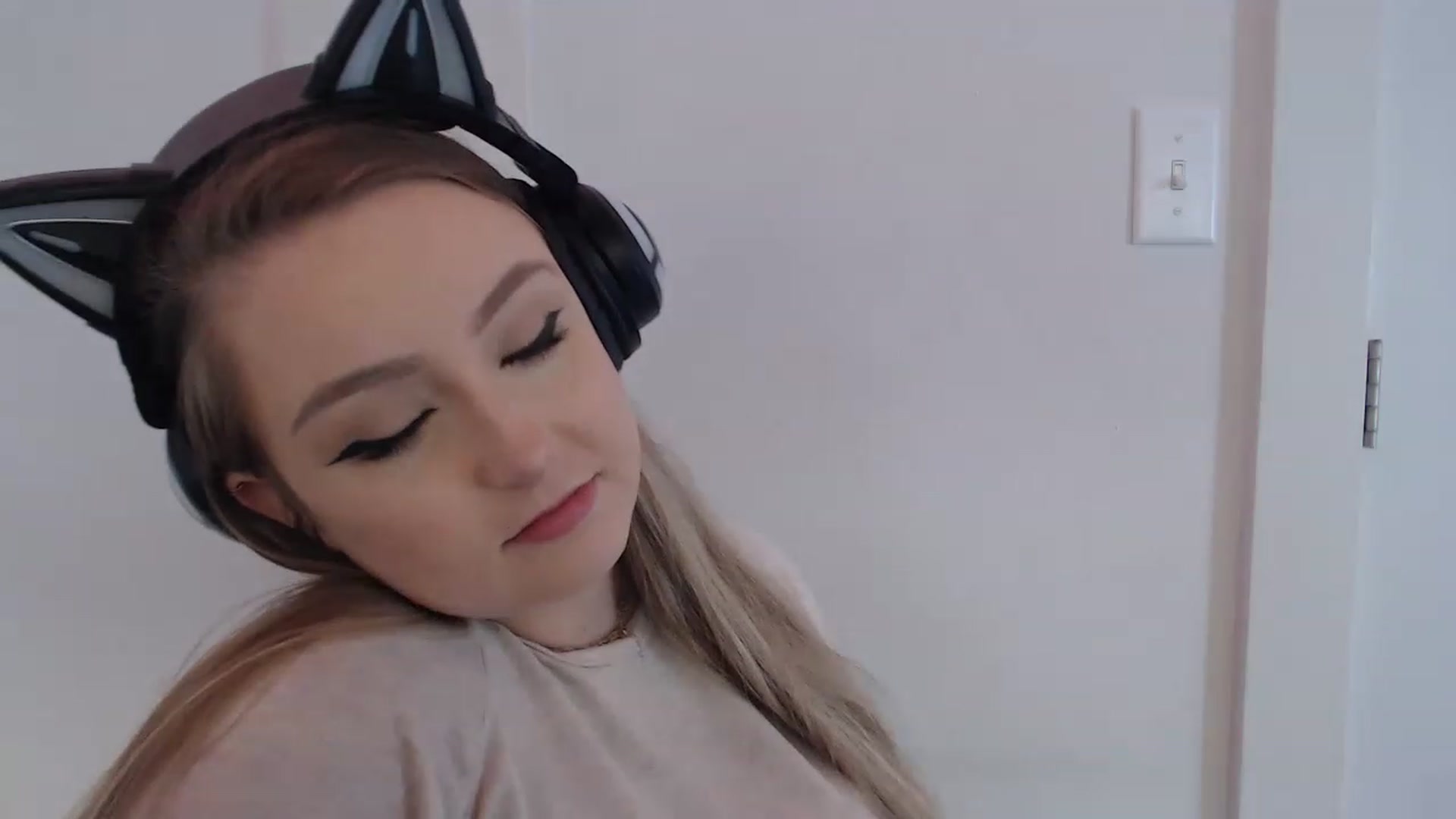 Gallery image thumbnail from LibbyxDoe's myfreecams stream on, 04/19/2023, 13:46 image 7 of 20