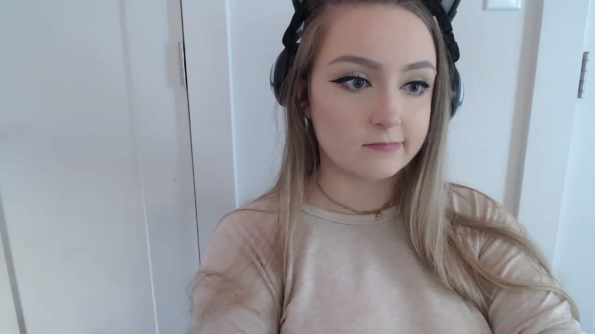 Gallery image thumbnail from LibbyxDoe's myfreecams stream on, 04/19/2023, 13:46 image 14 of 20
