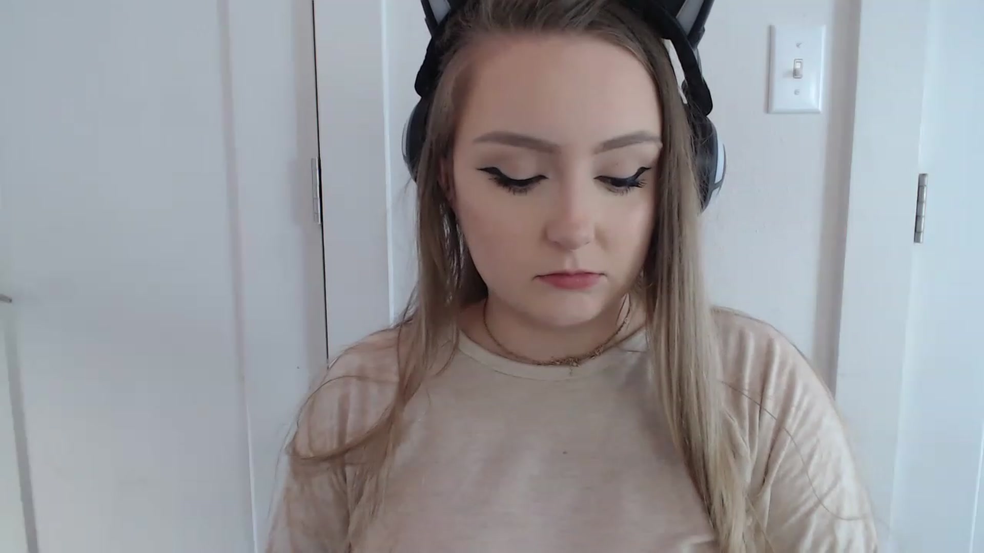 Gallery image thumbnail from LibbyxDoe's myfreecams stream on, 04/19/2023, 13:46 image 16 of 20