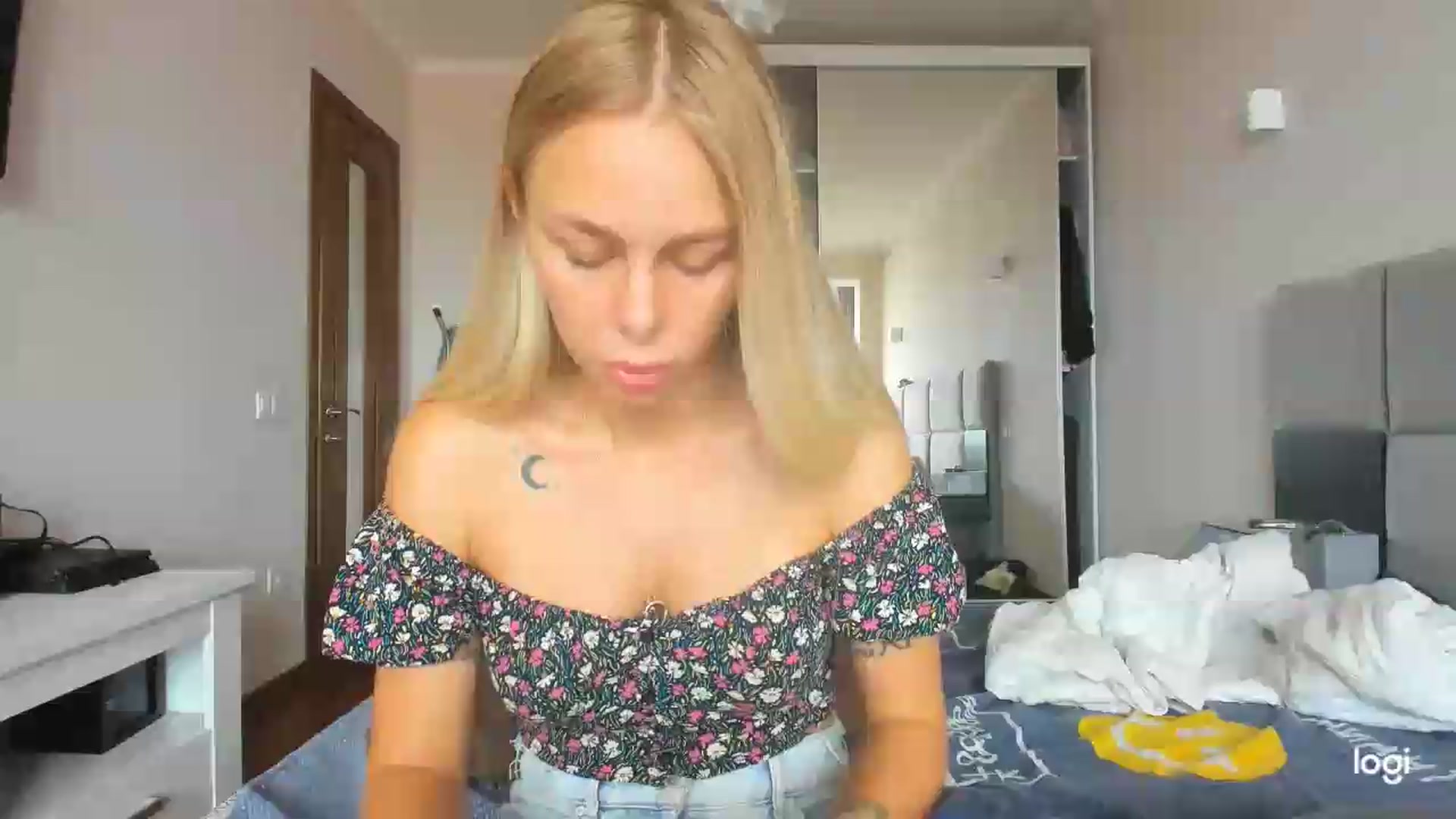 Gallery image thumbnail from Librarys_bb's myfreecams stream on, 07/19/2026, 10:36 image 9 of 20