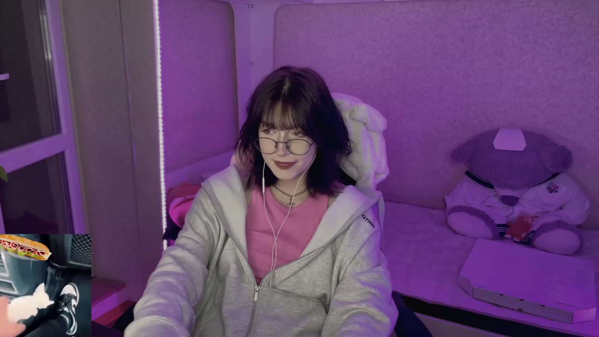 Gallery image thumbnail from Licorice_Alia's myfreecams stream on, 05/17/2023, 24:30 image 14 of 20
