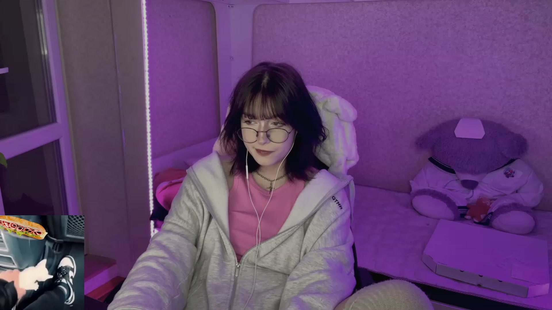 Gallery image thumbnail from Licorice_Alia's myfreecams stream on, 05/17/2023, 24:30 image 16 of 20