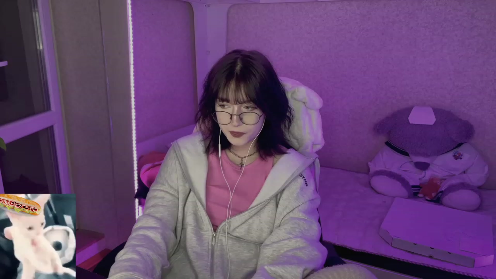 Gallery image thumbnail from Licorice_Alia's myfreecams stream on, 05/17/2023, 24:30 image 5 of 20