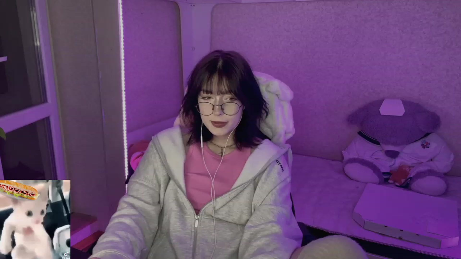 Gallery image thumbnail from Licorice_Alia's myfreecams stream on, 05/17/2023, 24:30 image 12 of 20