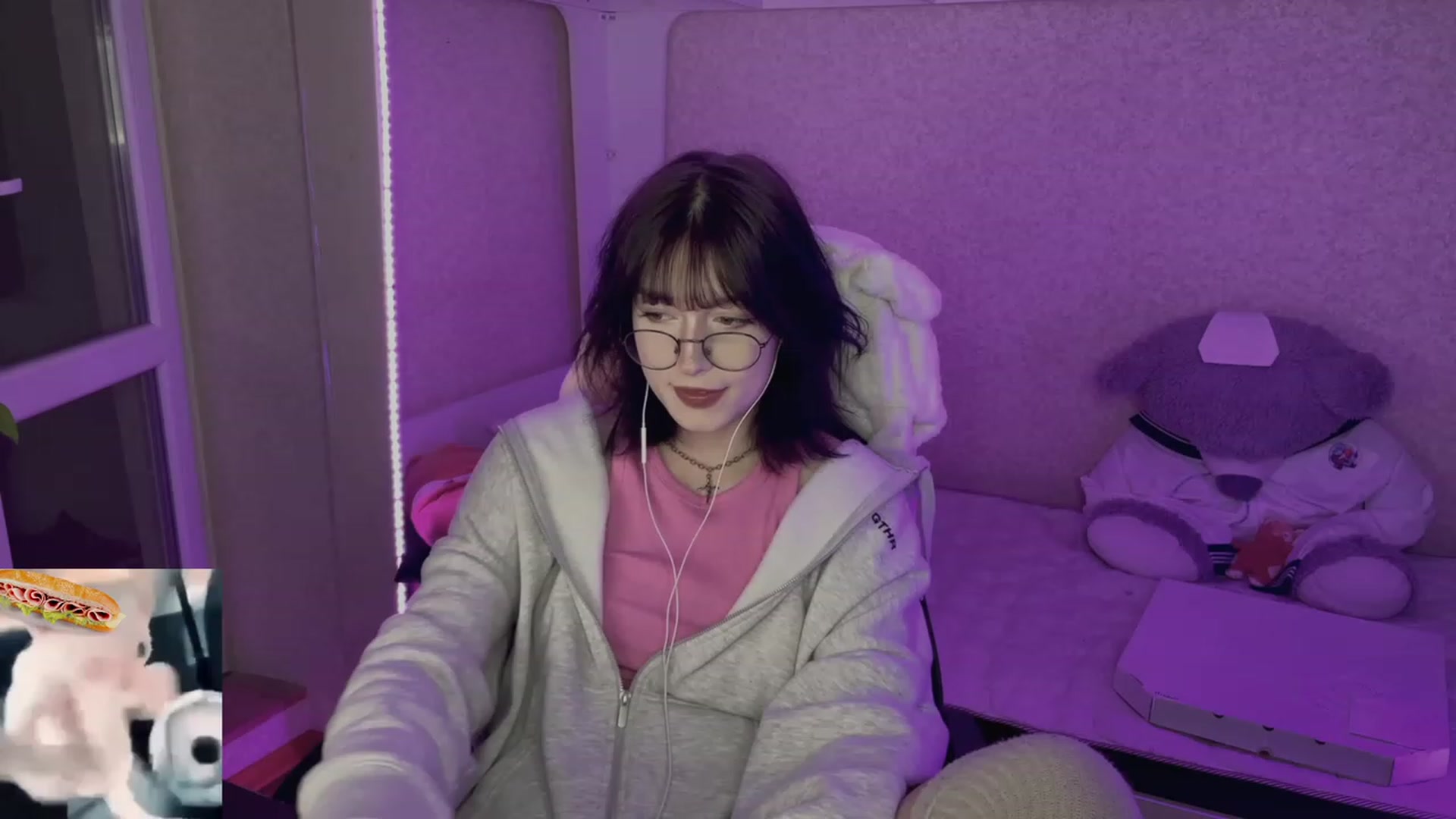 Gallery image thumbnail from Licorice_Alia's myfreecams stream on, 05/17/2023, 24:30 image 8 of 20