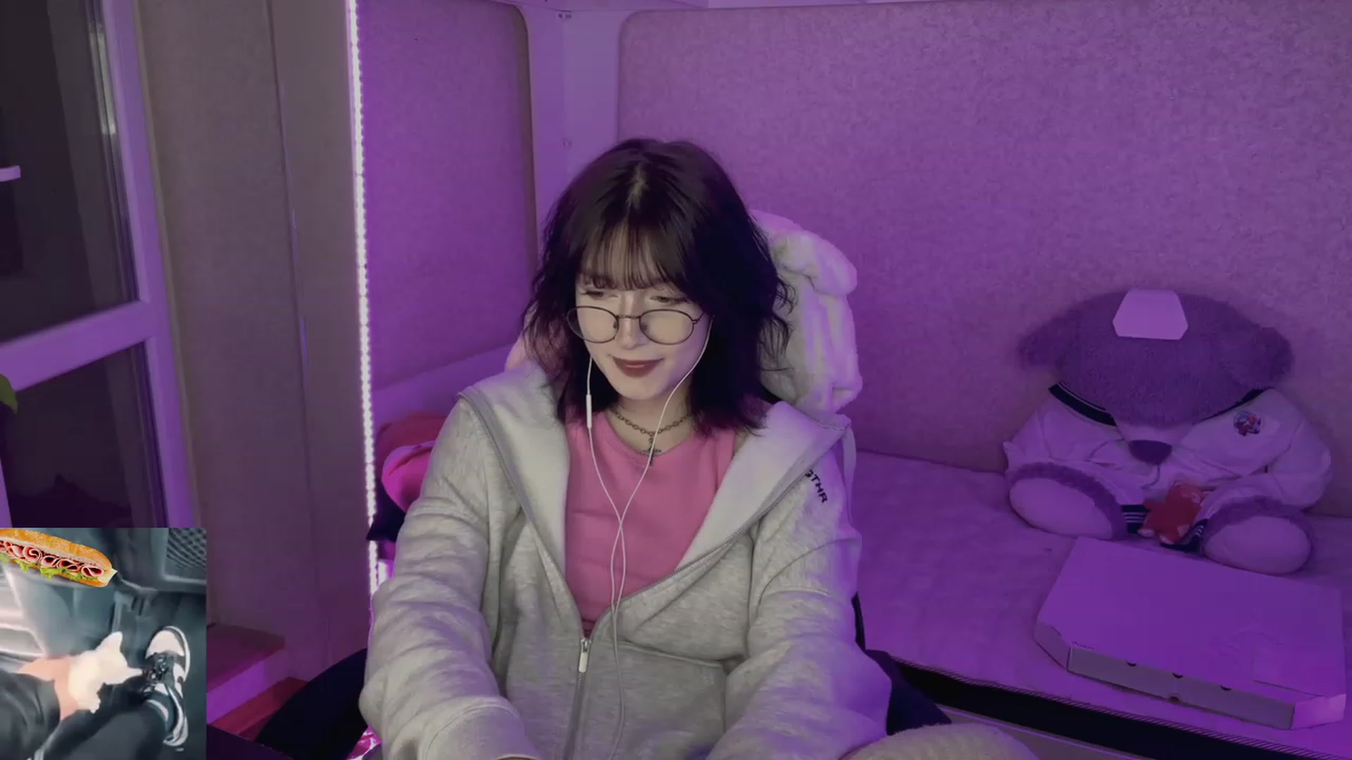 Gallery image thumbnail from Licorice_Alia's myfreecams stream on, 05/17/2023, 24:30 image 1 of 20