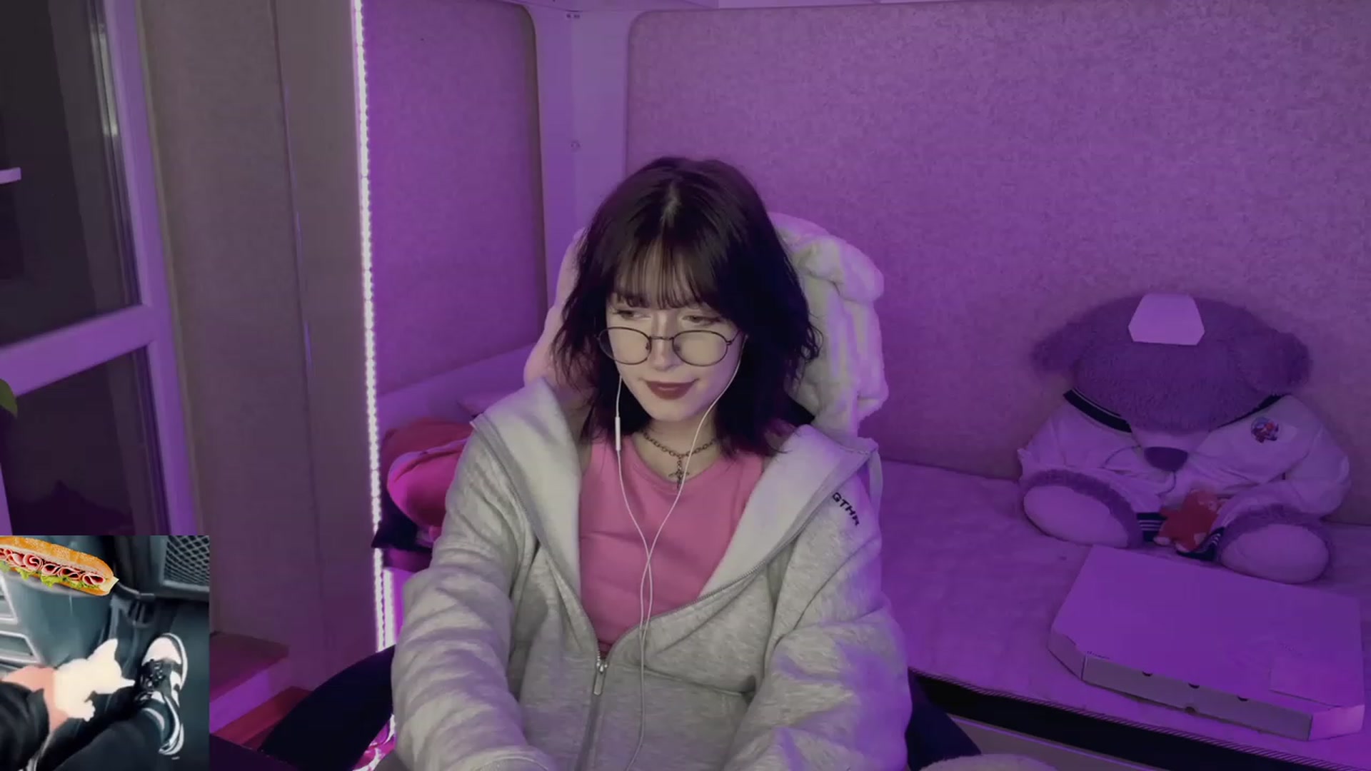 Gallery image thumbnail from Licorice_Alia's myfreecams stream on, 05/17/2023, 24:30 image 17 of 20