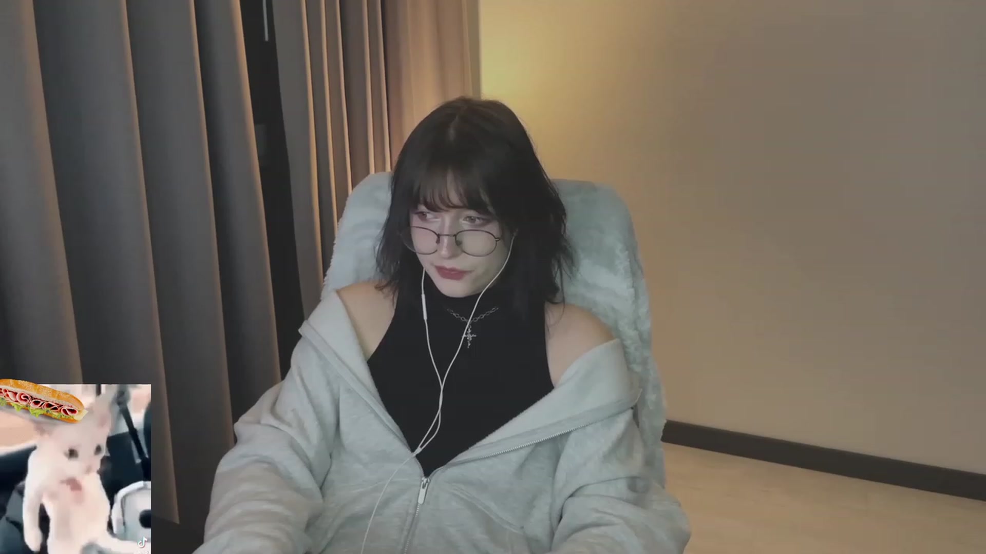Gallery image thumbnail from Licorice_Alia's myfreecams stream on, 06/03/2023, 24:02 image 7 of 20