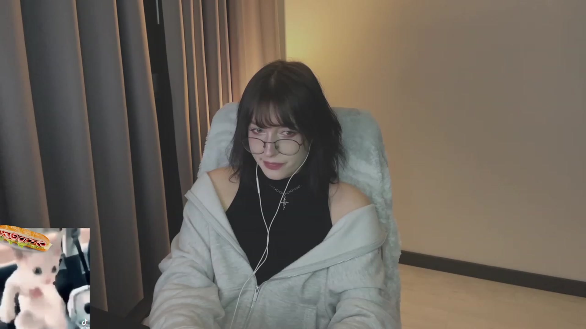 Gallery image thumbnail from Licorice_Alia's myfreecams stream on, 06/03/2023, 24:02 image 12 of 20