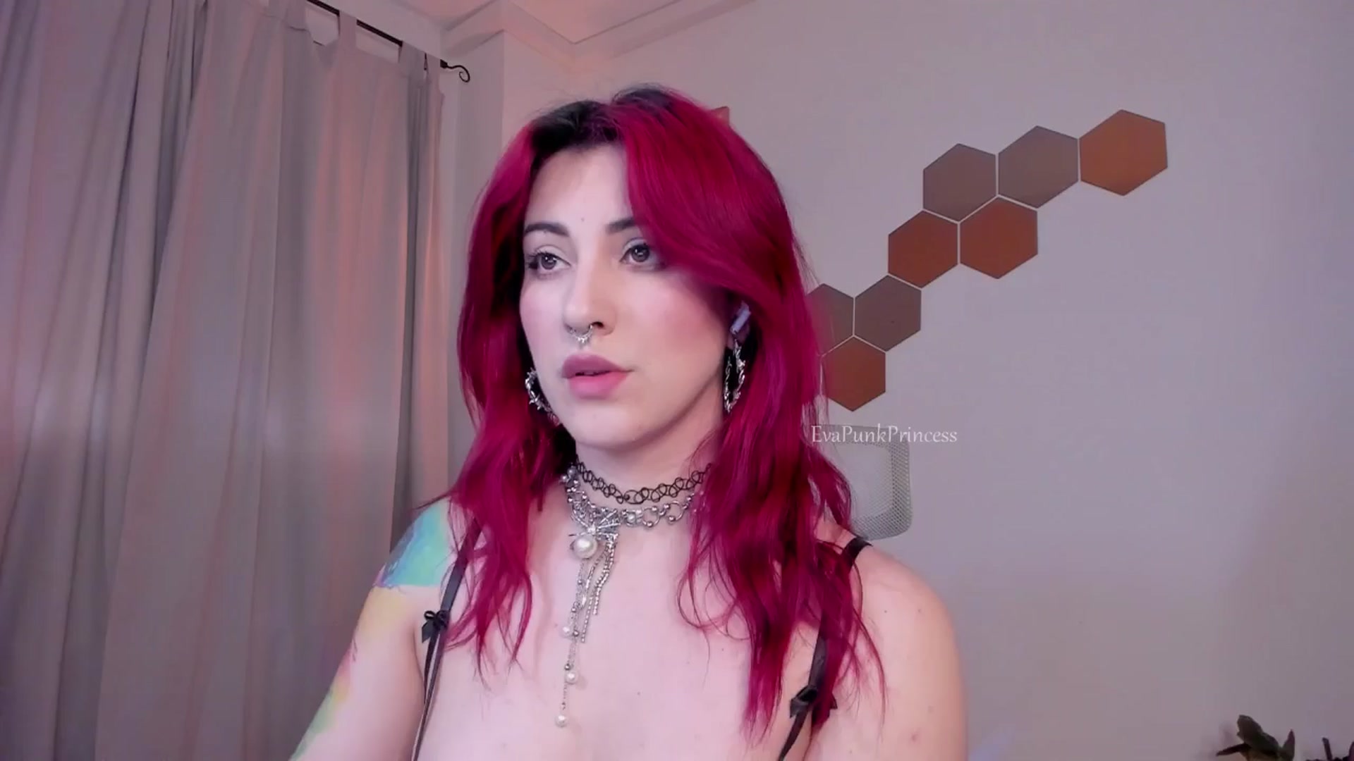 Gallery image thumbnail from Liittlebunny's myfreecams stream on, 04/24/2025, 10:11 image 10 of 20