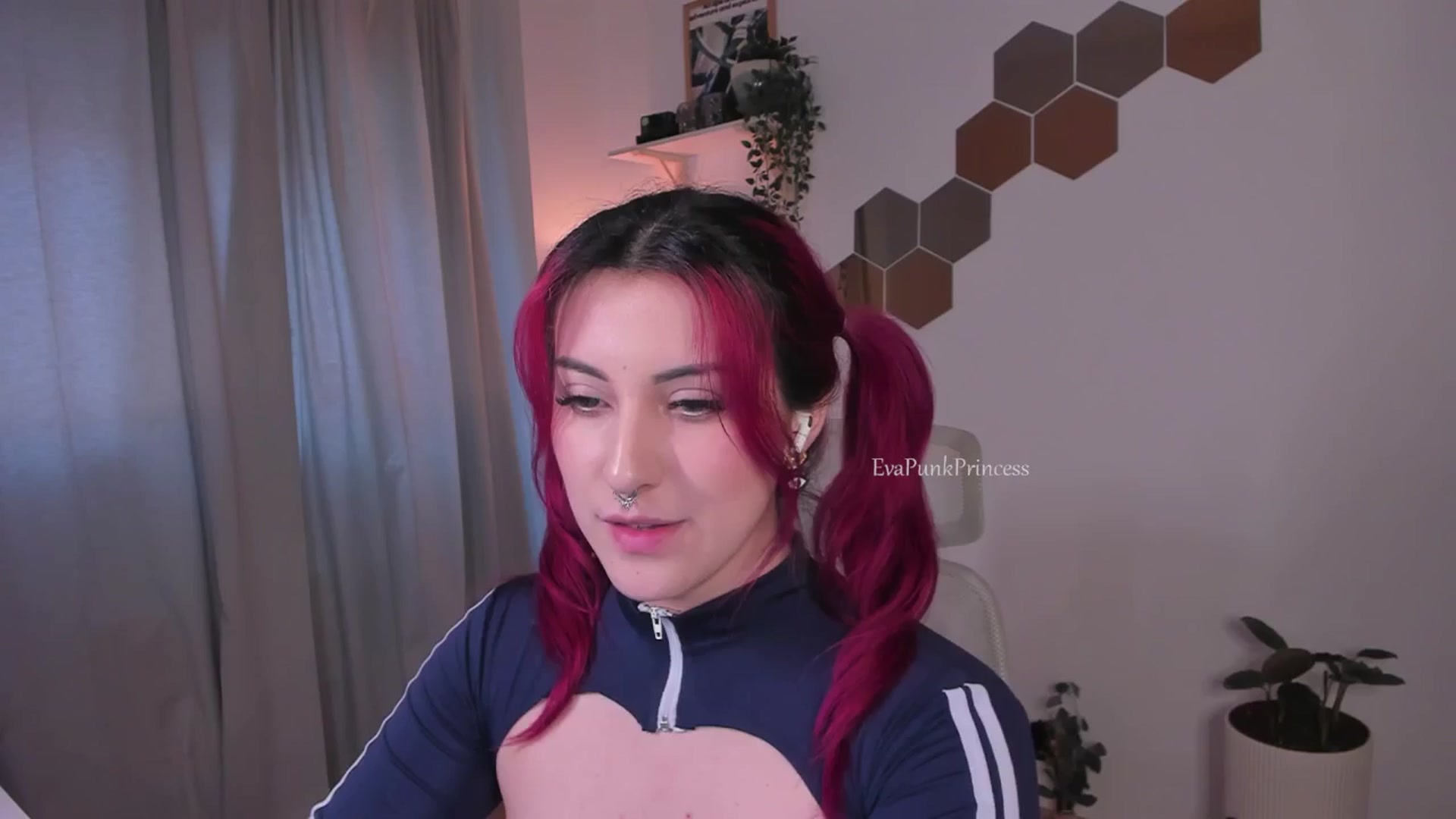 Gallery image thumbnail from Liittlebunny's myfreecams stream on, 05/08/2025, 12:33 image 14 of 20
