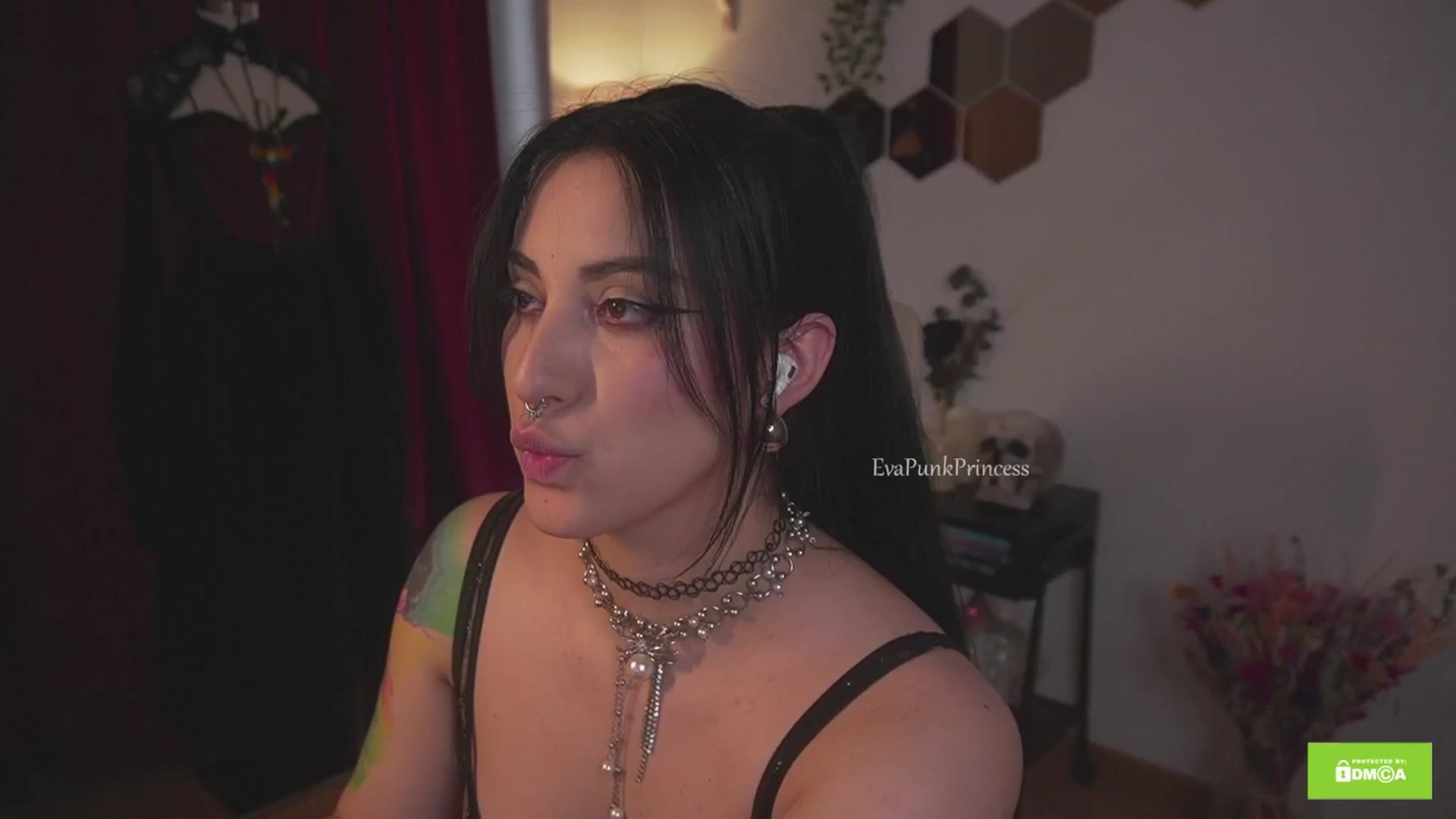 Gallery image thumbnail from Liittlebunny's myfreecams stream on, 07/18/2025, 13:32 image 7 of 20