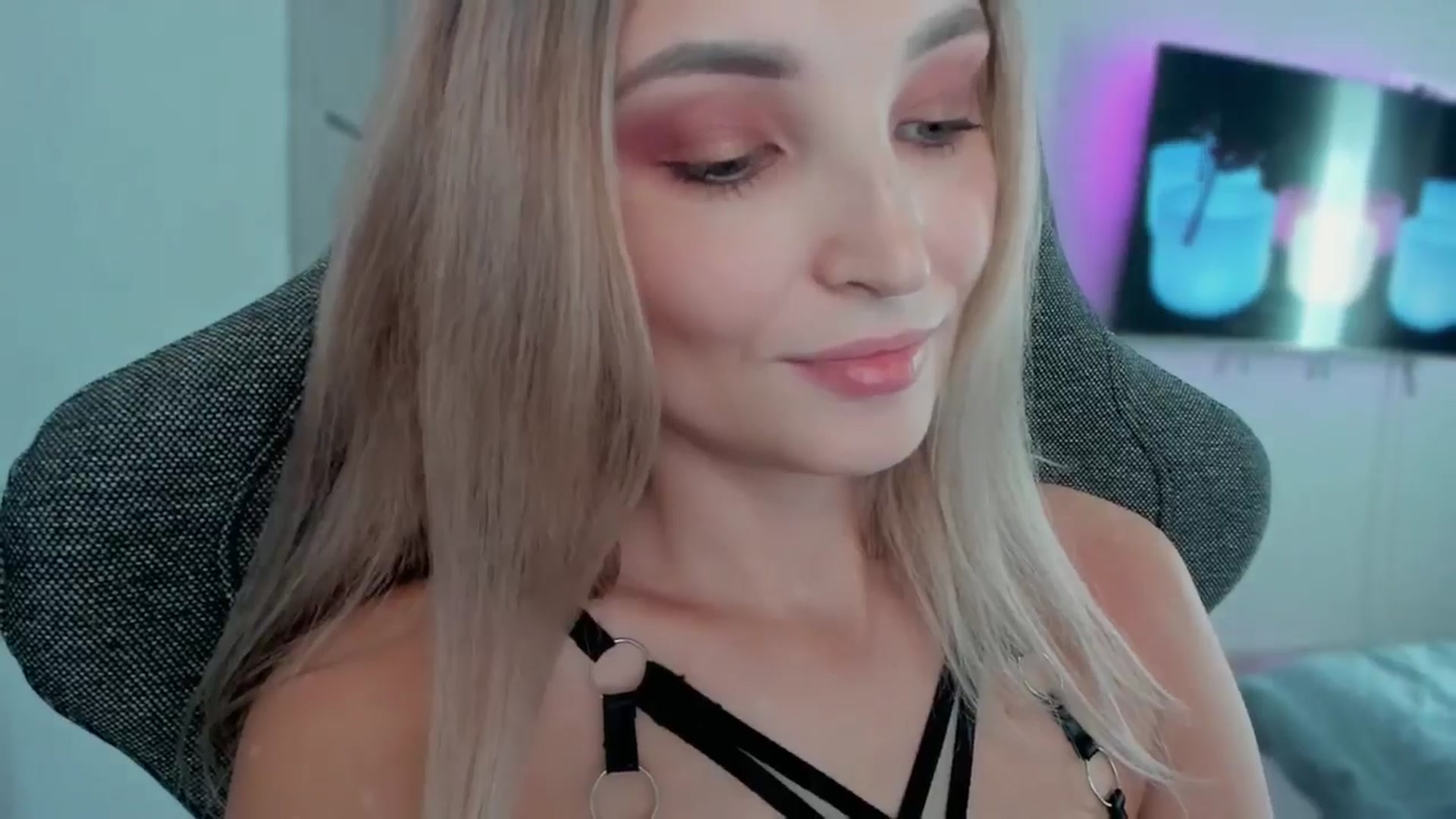 Gallery image thumbnail from LikaLighttt's myfreecams stream on, 09/15/2024, 05:59 image 11 of 20