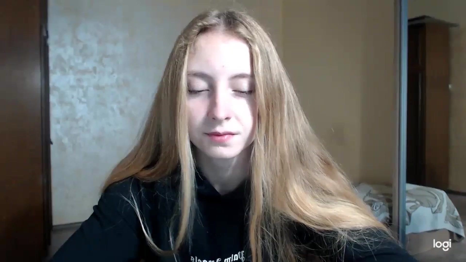 Gallery image thumbnail from LilCutie's myfreecams stream on, 11/22/2023, 12:44 image 14 of 20