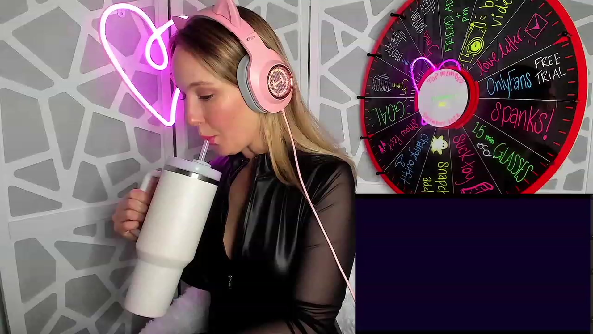 Gallery image thumbnail from LilLadyBird's myfreecams stream on, 01/16/2023, 24:31 image 7 of 20
