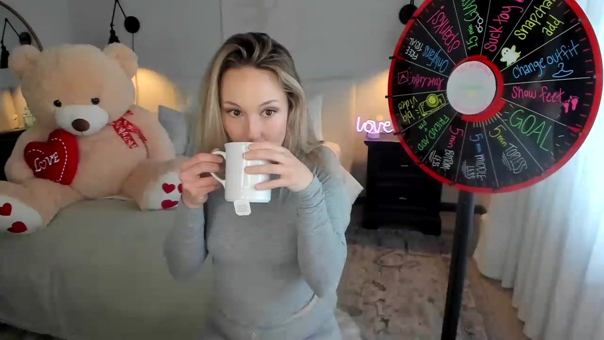 Gallery image thumbnail from LilLadyBird's myfreecams stream on, 01/27/2023, 22:35 image 19 of 20