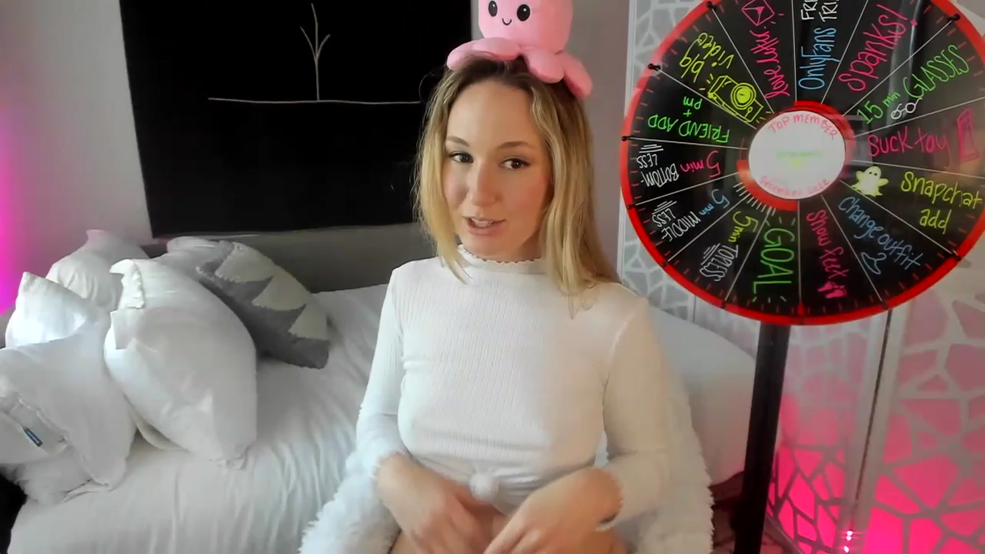 Gallery image thumbnail from LilLadyBird's myfreecams stream on, 02/05/2023, 23:16 image 14 of 20
