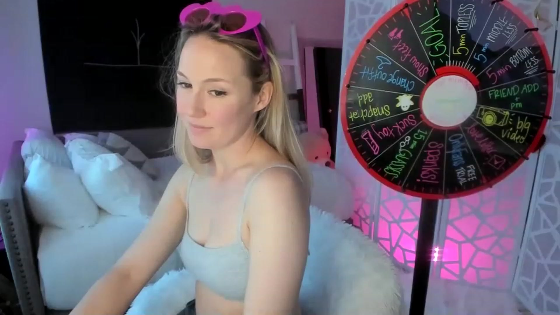 Gallery image thumbnail from LilLadyBird's myfreecams stream on, 02/08/2023, 24:03 image 6 of 20