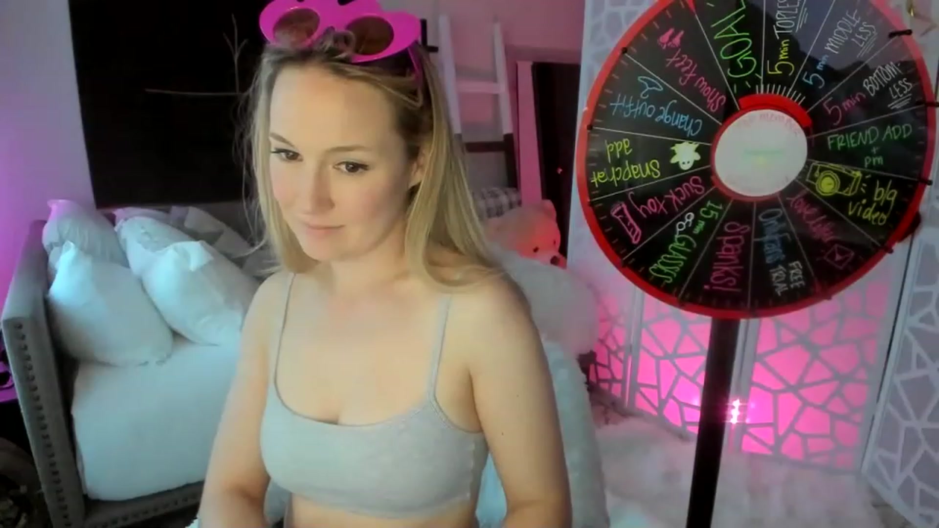 Gallery image thumbnail from LilLadyBird's myfreecams stream on, 02/08/2023, 24:03 image 17 of 20