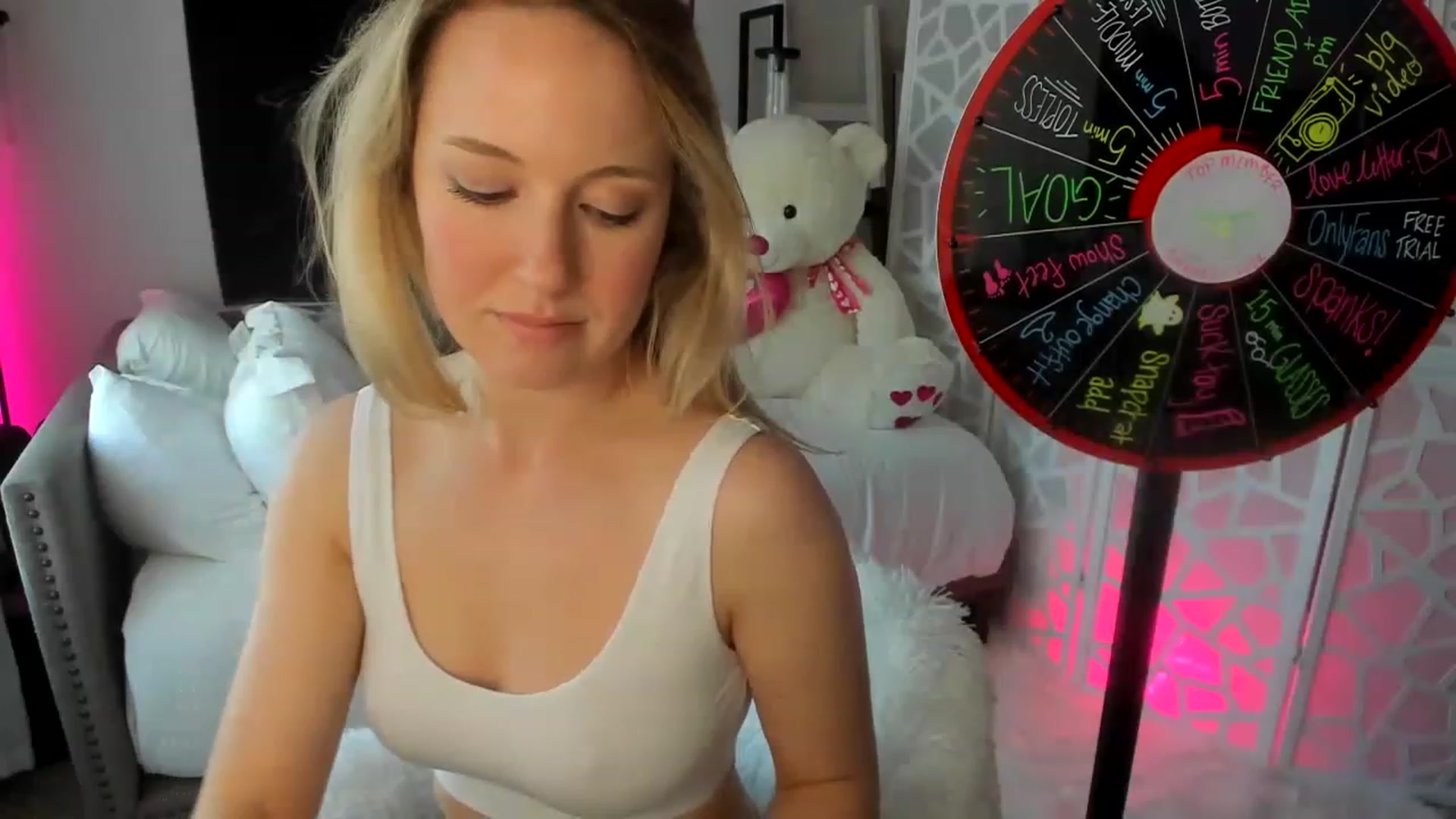 Gallery image thumbnail from LilLadyBird's myfreecams stream on, 02/11/2023, 24:49 image 2 of 20