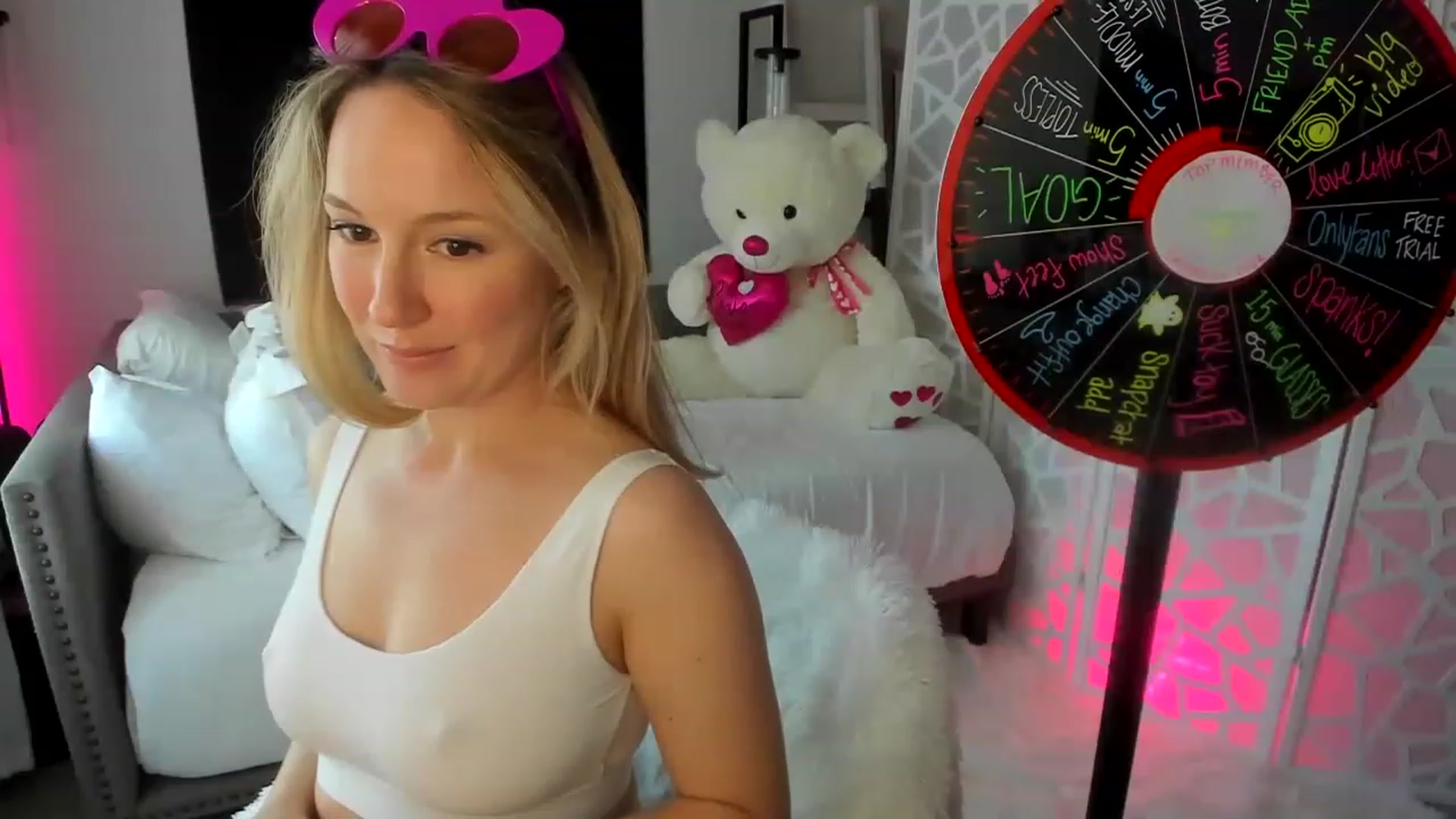 Gallery image thumbnail from LilLadyBird's myfreecams stream on, 02/11/2023, 24:49 image 1 of 20