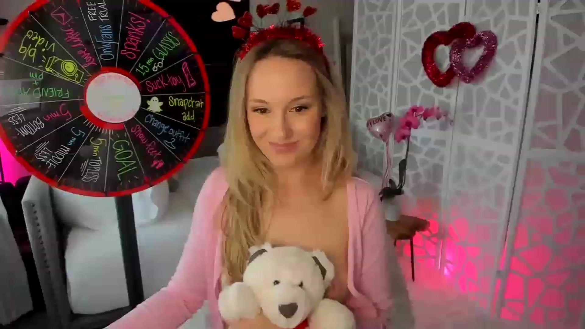 Gallery image thumbnail from LilLadyBird's myfreecams stream on, 02/15/2023, 24:01 image 17 of 20