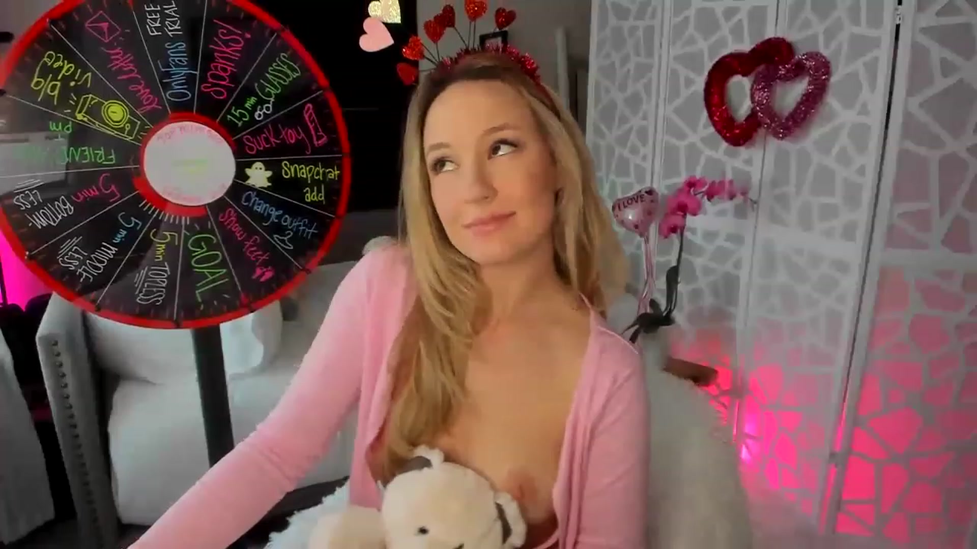 Gallery image thumbnail from LilLadyBird's myfreecams stream on, 02/15/2023, 24:01 image 16 of 20