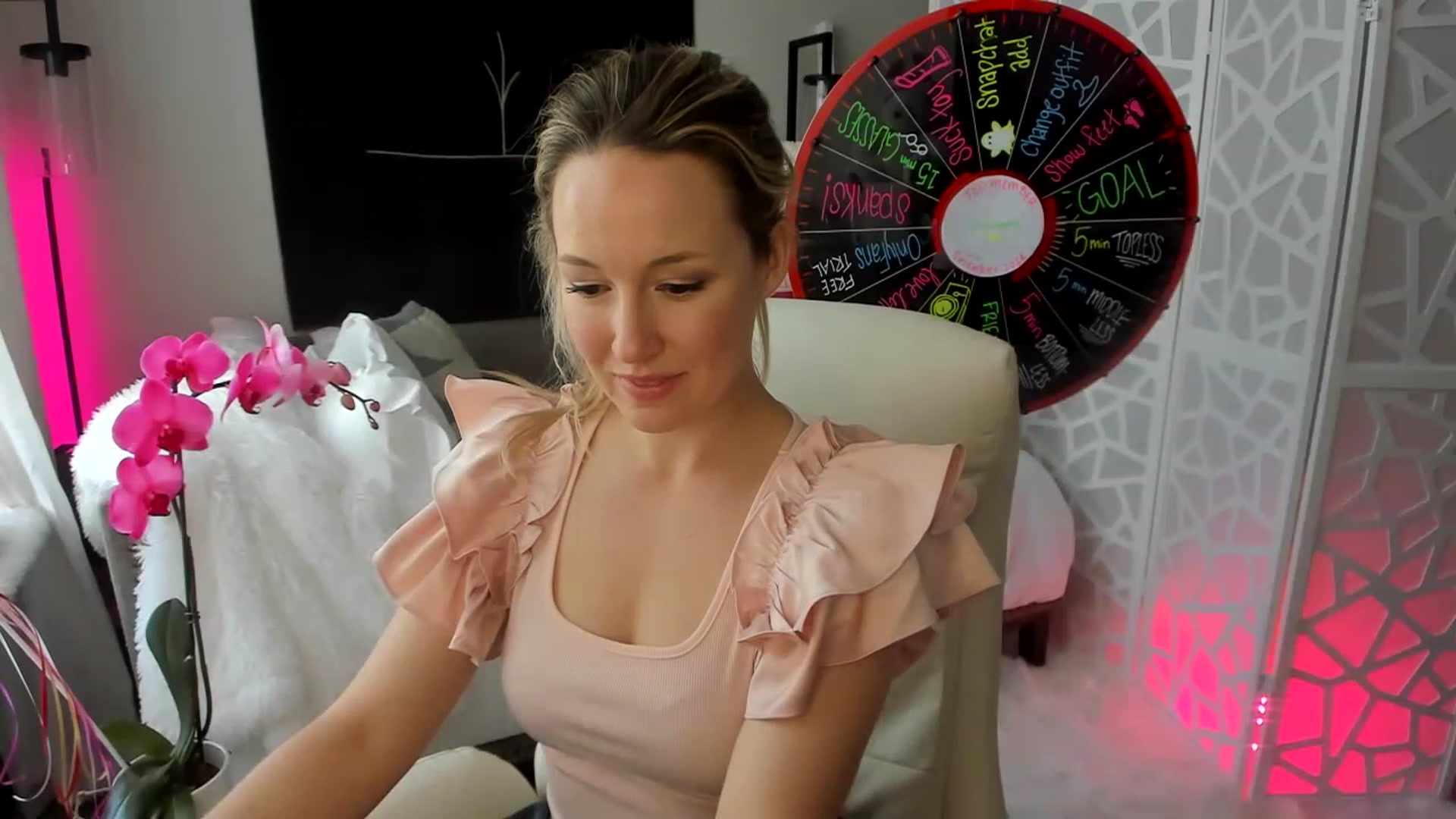 Gallery image thumbnail from LilLadyBird's myfreecams stream on, 02/15/2023, 21:10 image 3 of 20