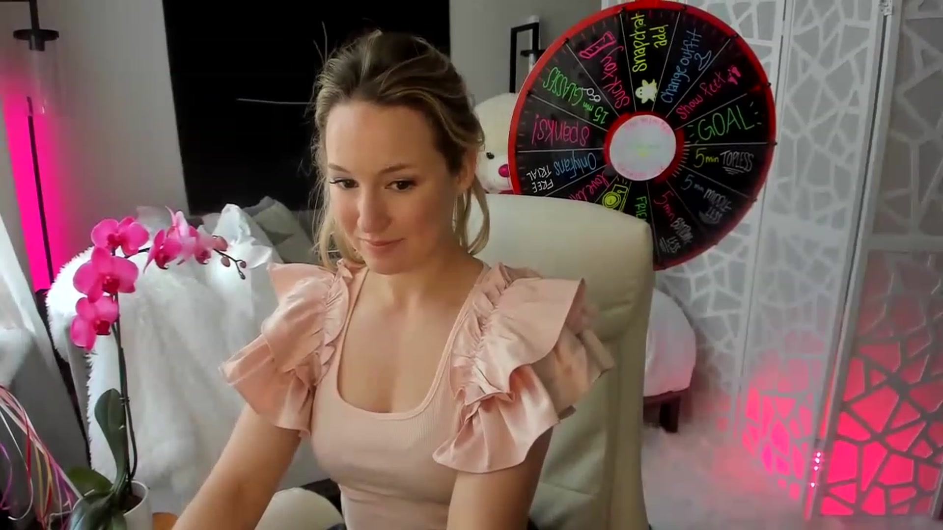 Gallery image thumbnail from LilLadyBird's myfreecams stream on, 02/15/2023, 21:10 image 4 of 20