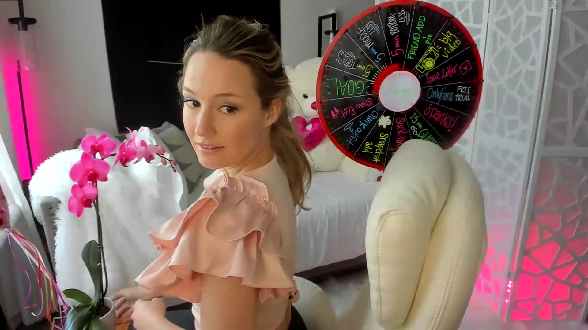Gallery image thumbnail from LilLadyBird's myfreecams stream on, 02/15/2023, 21:10 image 2 of 20