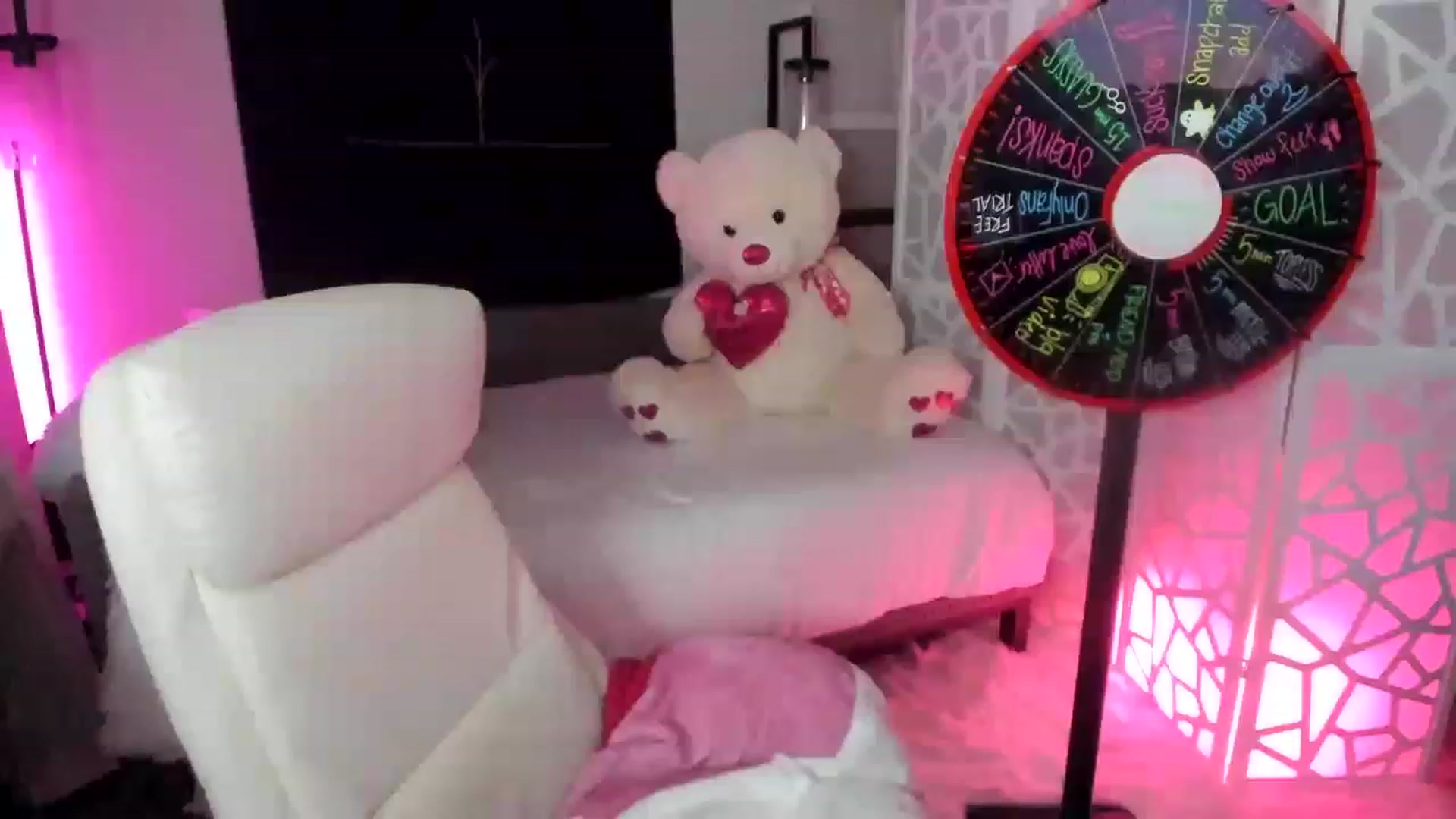 Gallery image thumbnail from LilLadyBird's myfreecams stream on, 02/17/2023, 02:58 image 1 of 20