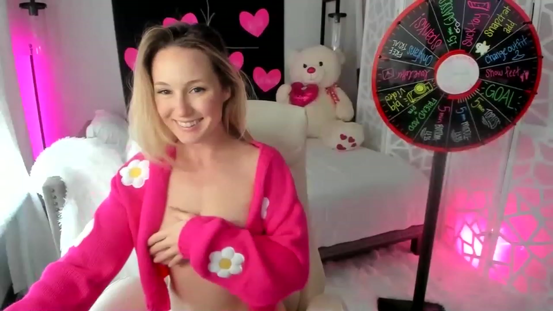 Gallery image thumbnail from LilLadyBird's myfreecams stream on, 02/19/2023, 24:02 image 1 of 20