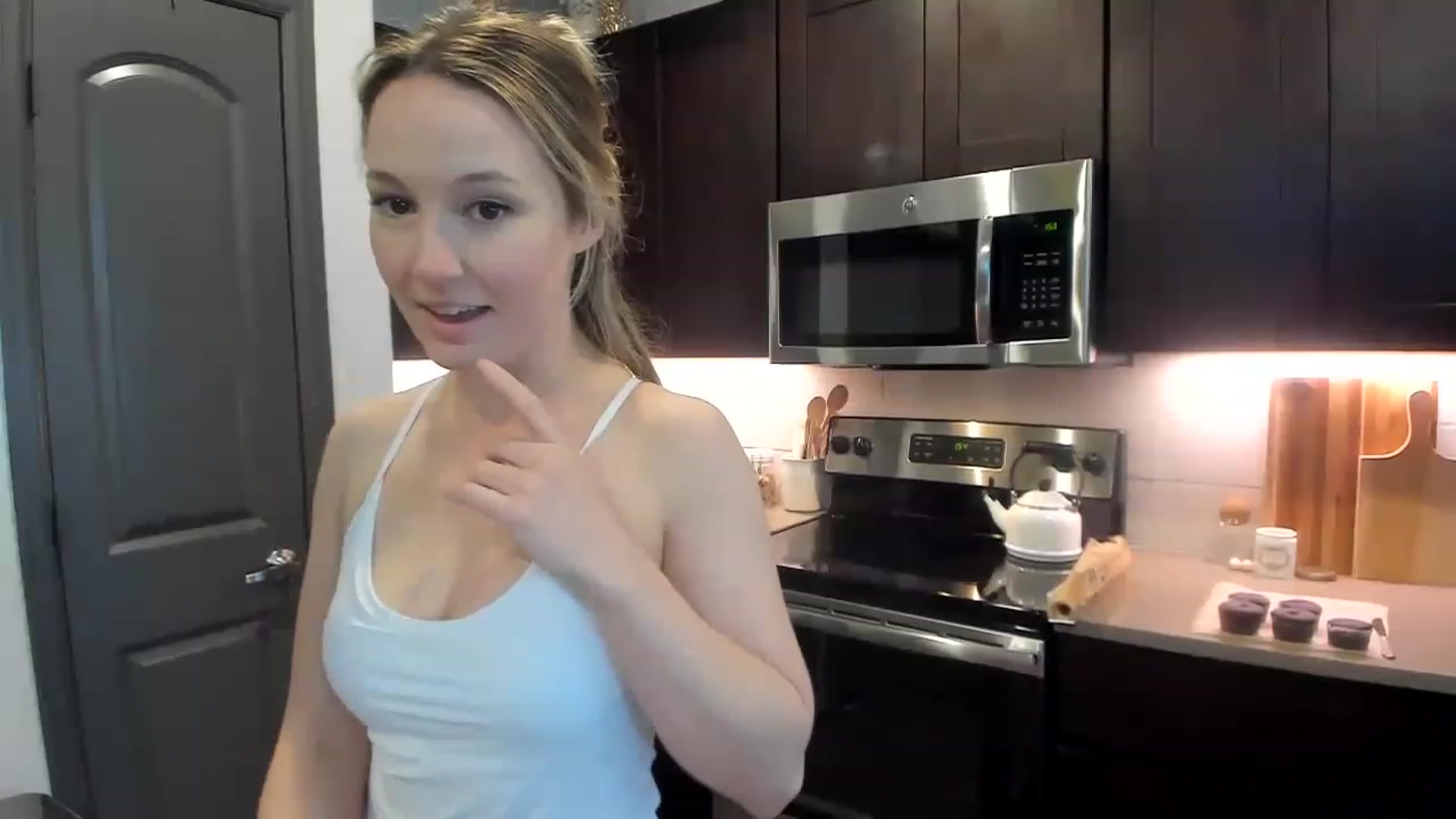 Gallery image thumbnail from LilLadyBird's myfreecams stream on, 02/19/2023, 20:08 image 18 of 20