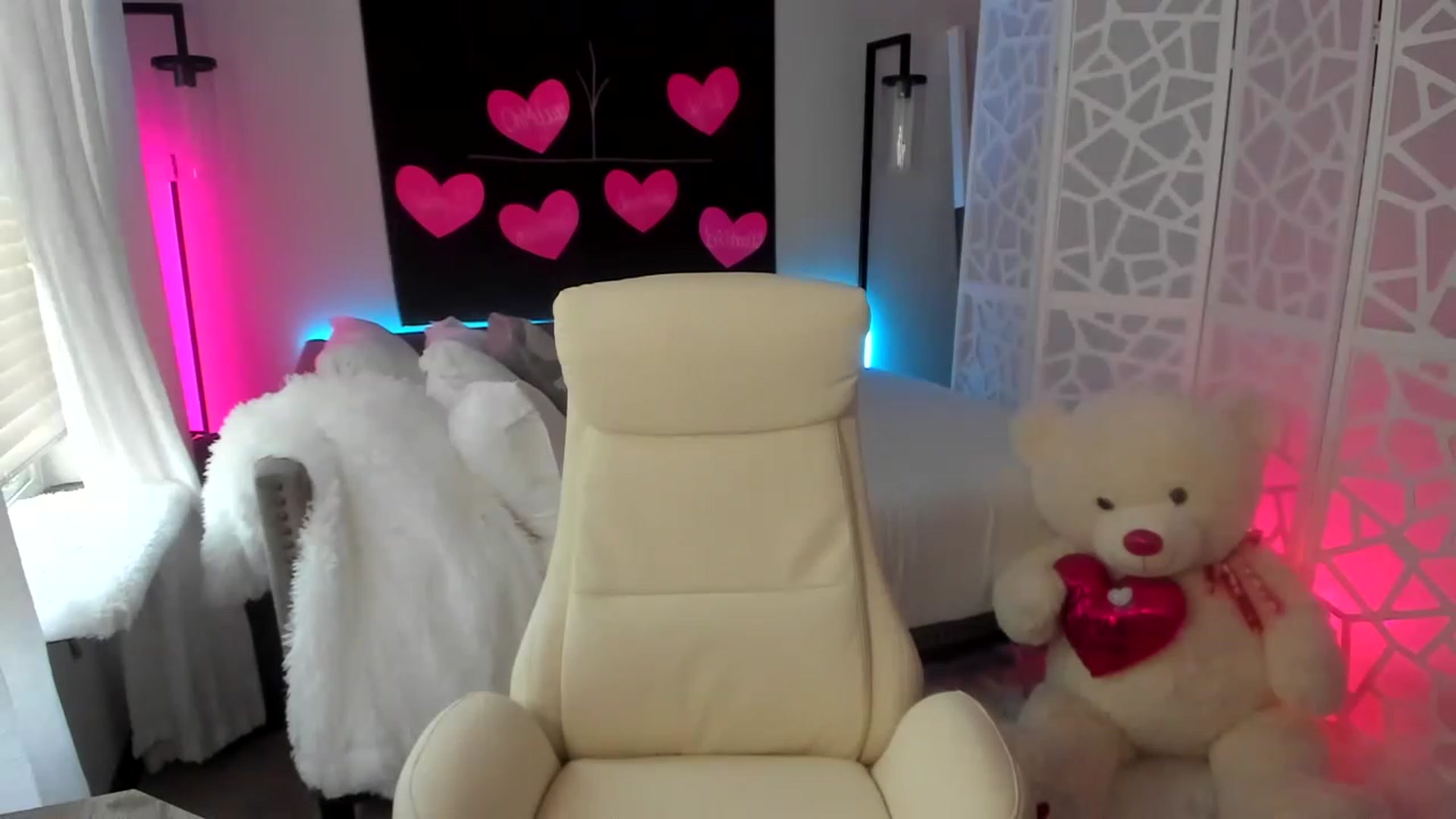 Gallery image thumbnail from LilLadyBird's myfreecams stream on, 02/20/2023, 24:01 image 14 of 20