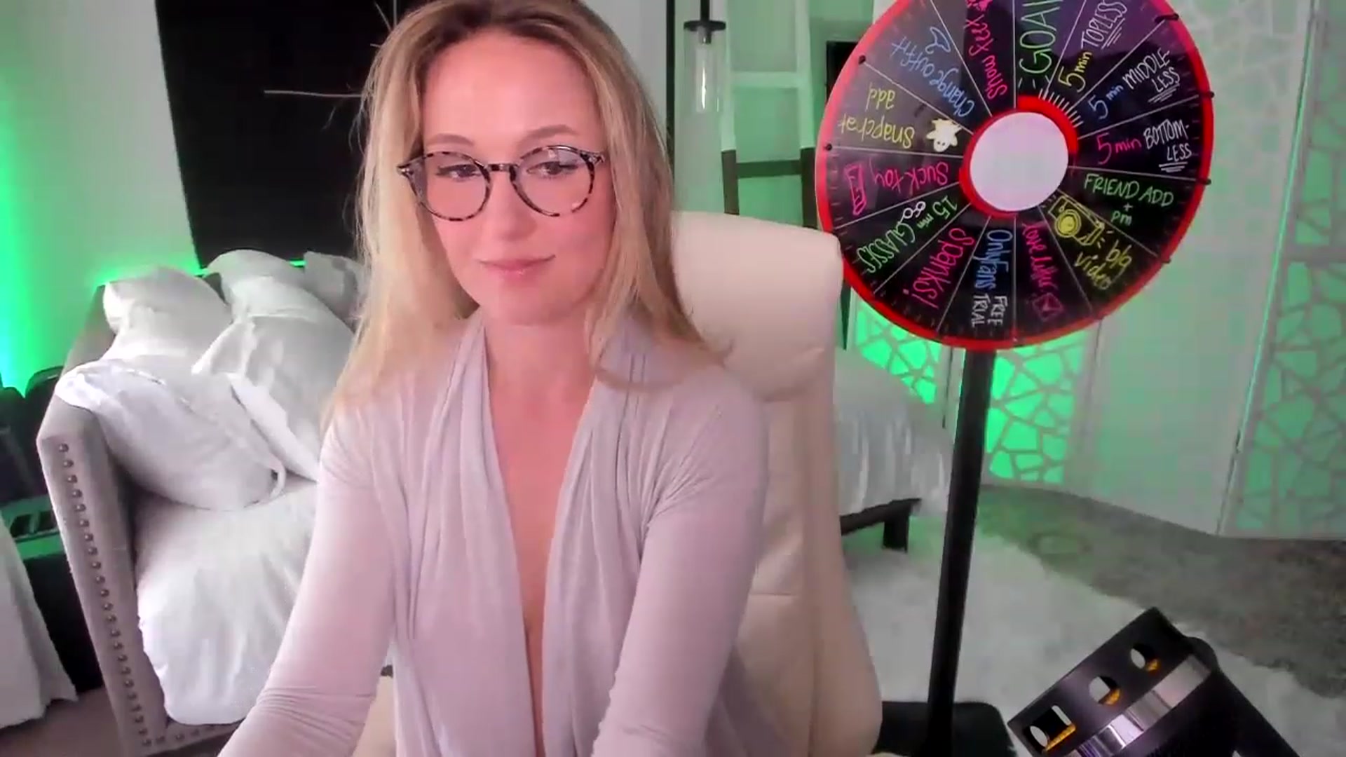 Gallery image thumbnail from LilLadyBird's myfreecams stream on, 03/03/2023, 24:25 image 11 of 20