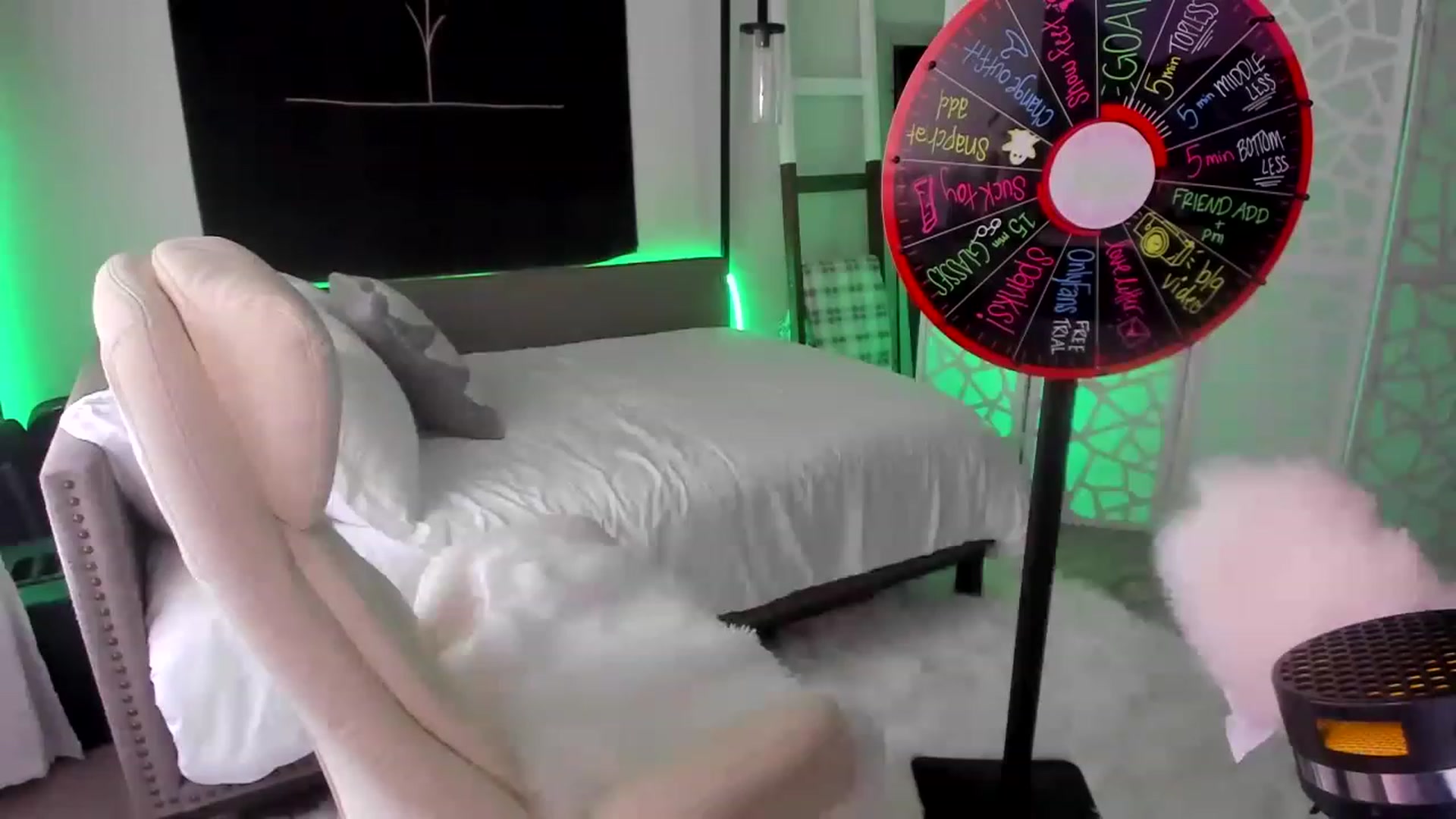 Gallery image thumbnail from LilLadyBird's myfreecams stream on, 03/03/2023, 24:25 image 1 of 20