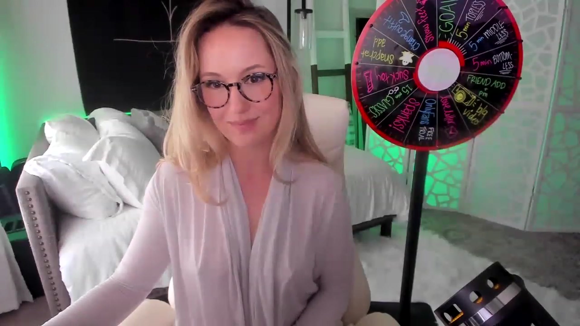 Gallery image thumbnail from LilLadyBird's myfreecams stream on, 03/03/2023, 24:25 image 9 of 20