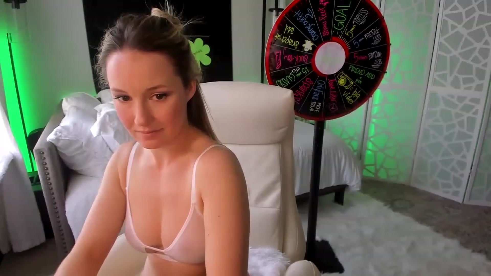 Gallery image thumbnail from LilLadyBird's myfreecams stream on, 03/06/2023, 24:17 image 10 of 20