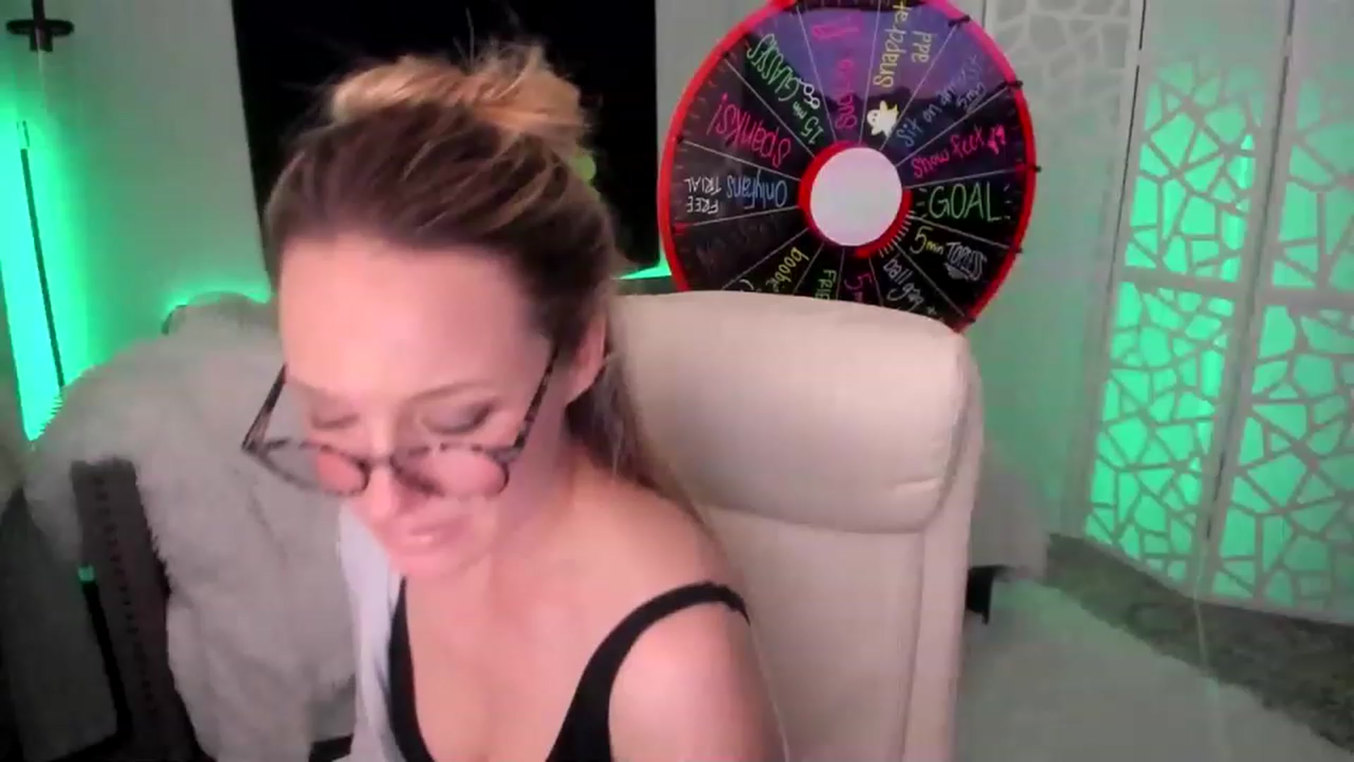 Gallery image thumbnail from LilLadyBird's myfreecams stream on, 03/08/2023, 04:29 image 2 of 20