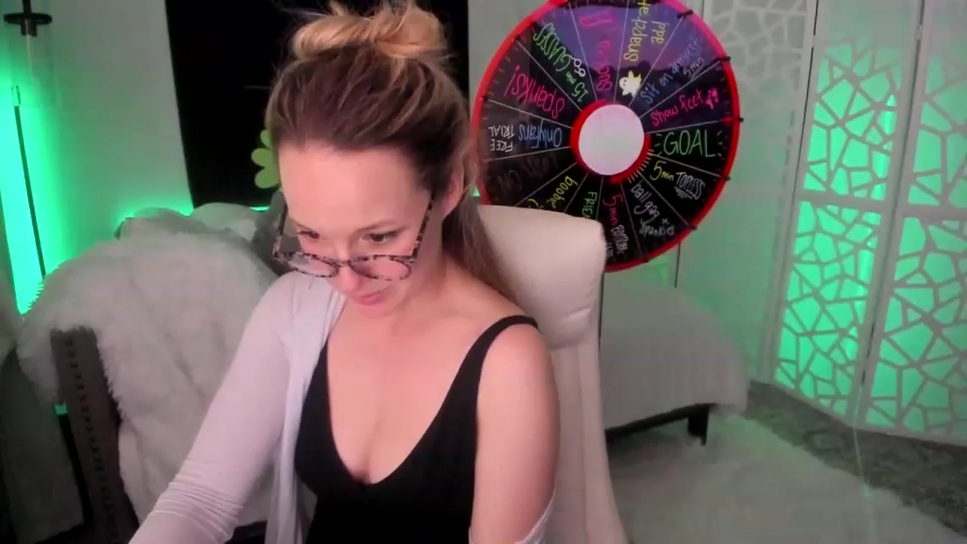 Gallery image thumbnail from LilLadyBird's myfreecams stream on, 03/08/2023, 04:29 image 1 of 20